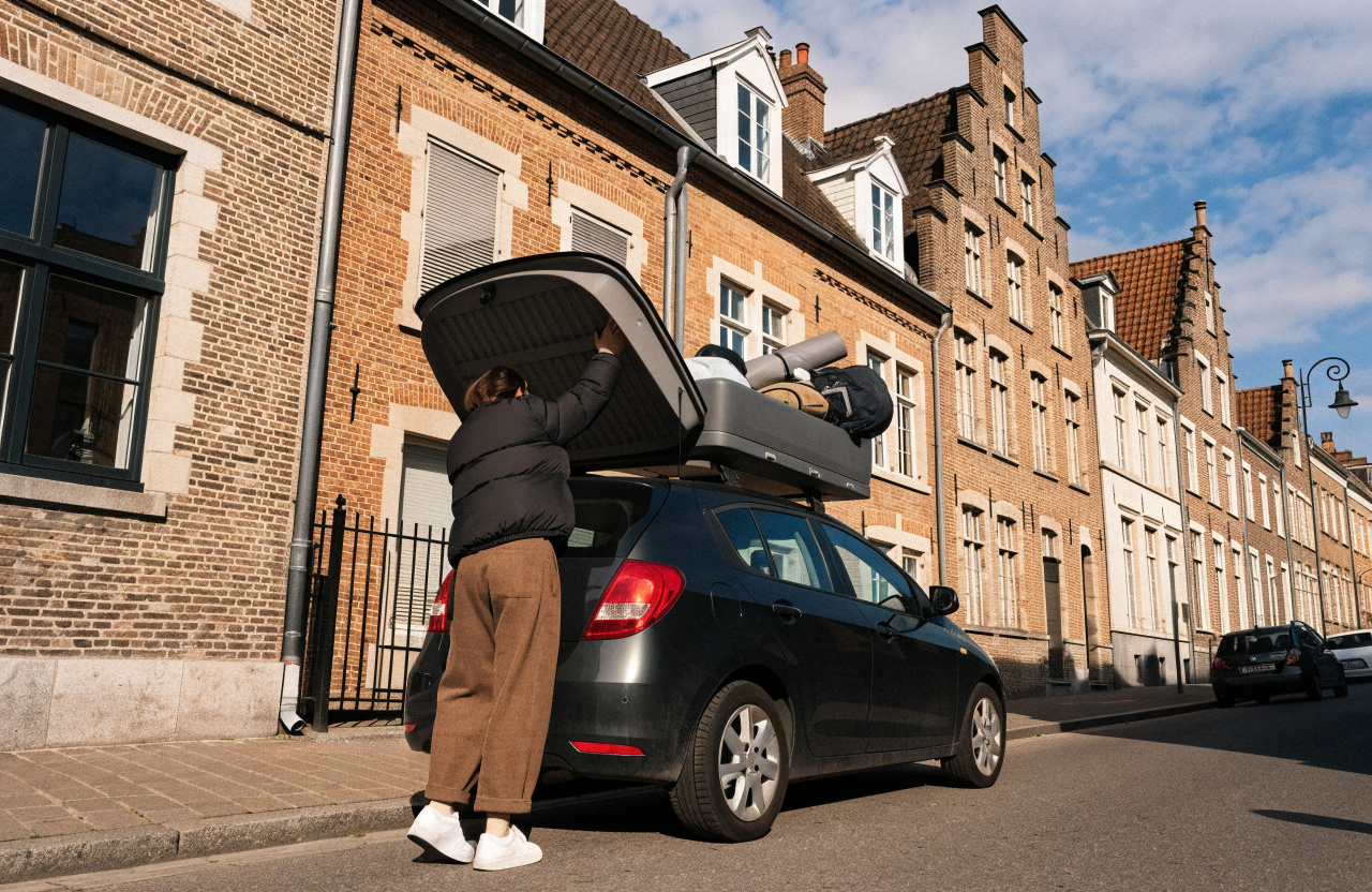 Bagage inladen in een geopende dakkoffer voor vertrek op reis
